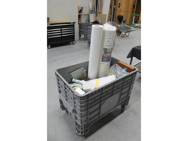 Verrijdbare accubak met diverse salvage gerelateerde produkten w.o. stucloper, kwasten, rollers, reinigings... - afbeelding 2 van  4