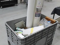 Verrijdbare accubak met diverse salvage gerelateerde produkten w.o. stucloper, kwasten, rollers, reinigings... - afbeelding 2 van  4