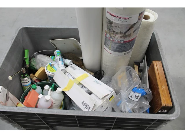 Verrijdbare accubak met diverse salvage gerelateerde produkten w.o. stucloper, kwasten, rollers, reinigings... - afbeelding 3 van  4