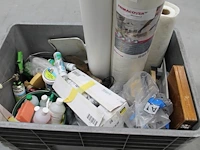 Verrijdbare accubak met diverse salvage gerelateerde produkten w.o. stucloper, kwasten, rollers, reinigings... - afbeelding 3 van  4