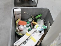 Verrijdbare accubak met diverse salvage gerelateerde produkten w.o. stucloper, kwasten, rollers, reinigings... - afbeelding 4 van  4