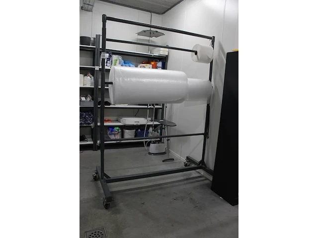 Verrijdbare afrolunit / foliedispenser met 3 rolhouders. afmeting 172 x 91 x 230 cm. - afbeelding 2 van  2