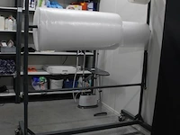 Verrijdbare afrolunit / foliedispenser met 3 rolhouders. afmeting 172 x 91 x 230 cm. - afbeelding 2 van  2