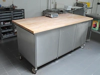 Verrijdbare bakkerswerkbank met 9 lades gevuld met diverse grondstoffen w.o. suikers en melen. afmeting 200...