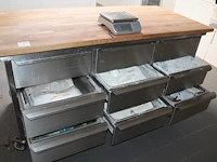 Verrijdbare bakkerswerkbank met 9 lades gevuld met diverse grondstoffen w.o. suikers en melen. afmeting 200... - afbeelding 2 van  5
