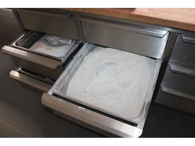 Verrijdbare bakkerswerkbank met 9 lades gevuld met diverse grondstoffen w.o. suikers en melen. afmeting 200... - afbeelding 4 van  5