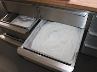 Verrijdbare bakkerswerkbank met 9 lades gevuld met diverse grondstoffen w.o. suikers en melen. afmeting 200... - afbeelding 4 van  5