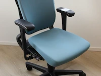 Verrijdbare bureaustoel ahrend lichtblauw gestoffeerd. - afbeelding 2 van  2