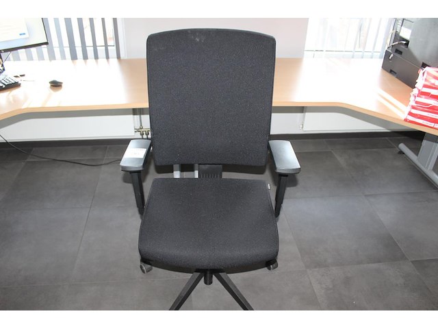 Verrijdbare bureaustoel dauphine zwart gestoffeerd. - afbeelding 1 van  2