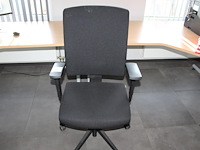 Verrijdbare bureaustoel dauphine zwart gestoffeerd. - afbeelding 1 van  2