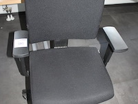 Verrijdbare bureaustoel dauphine zwart gestoffeerd. - afbeelding 2 van  2