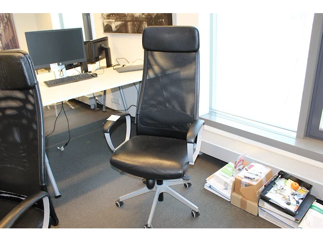 Verrijdbare bureaustoel ikea markus zwart gestoffeerd. let op onderdeel van combinatiekavel e152. onderdeel van combinatiekavel combinatiekavel van 8 verrijdbare bureaustoelen ikea markus. kavels e144 t/m e151 - afbeelding 1 van  2