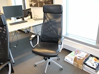 Verrijdbare bureaustoel ikea markus zwart gestoffeerd. let op onderdeel van combinatiekavel e152. onderdeel van combinatiekavel combinatiekavel van 8 verrijdbare bureaustoelen ikea markus. kavels e144 t/m e151 - afbeelding 1 van  2