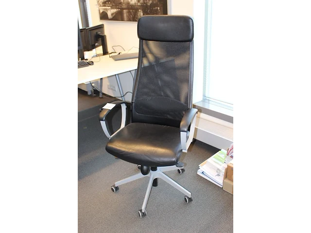 Verrijdbare bureaustoel ikea markus zwart gestoffeerd. let op onderdeel van combinatiekavel e152. onderdeel van combinatiekavel combinatiekavel van 8 verrijdbare bureaustoelen ikea markus. kavels e144 t/m e151 - afbeelding 2 van  2