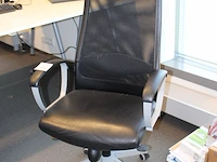 Verrijdbare bureaustoel ikea markus zwart gestoffeerd. let op onderdeel van combinatiekavel e152. onderdeel van combinatiekavel combinatiekavel van 8 verrijdbare bureaustoelen ikea markus. kavels e144 t/m e151 - afbeelding 2 van  2
