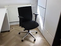 Verrijdbare bureaustoel interstuhl zwart gestoffeerd. - afbeelding 1 van  2