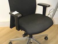 Verrijdbare bureaustoel interstuhl zwart gestoffeerd. - afbeelding 2 van  2