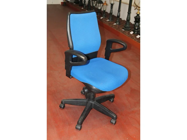 Verrijdbare bureaustoel met armleuningen en blauwe stoffen bekleding. - afbeelding 2 van  2