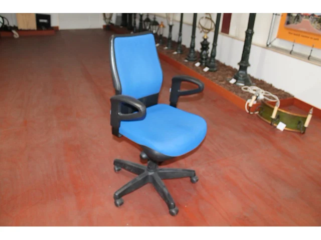 Verrijdbare bureaustoel met armleuningen en blauwe stoffen bekleding. - afbeelding 1 van  2
