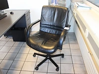 Verrijdbare bureaustoel met kunstlederen bekleding. - afbeelding 1 van  2