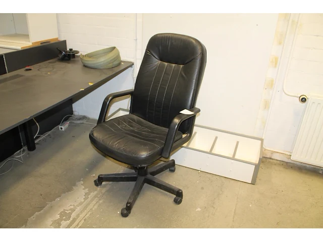 Verrijdbare bureaustoel met kunstlederen bekleding. - afbeelding 1 van  2