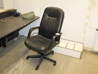 Verrijdbare bureaustoel met kunstlederen bekleding. - afbeelding 1 van  2
