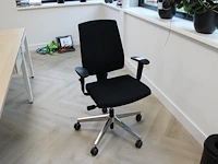 Verrijdbare bureaustoel profim met zwarte bekleding. - afbeelding 1 van  2