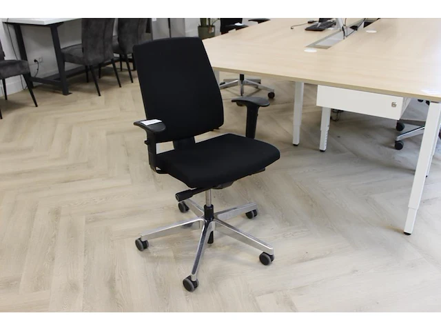 Verrijdbare bureaustoel profim met zwarte bekleding. - afbeelding 1 van  2