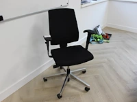 Verrijdbare bureaustoel profim met zwarte bekleding. - afbeelding 1 van  2