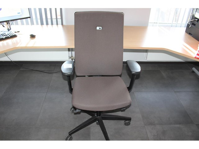 Verrijdbare bureaustoel viasit bruin gestoffeerd. - afbeelding 1 van  2