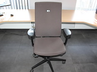 Verrijdbare bureaustoel viasit bruin gestoffeerd. - afbeelding 1 van  2