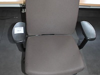 Verrijdbare bureaustoel viasit bruin gestoffeerd. - afbeelding 2 van  2