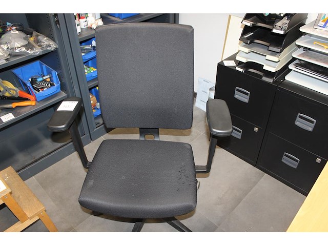 Verrijdbare bureaustoel viasit zwart gestoffeerd met enkele beschadigingen. - afbeelding 1 van  2