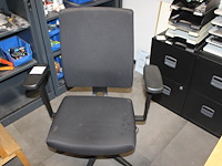 Verrijdbare bureaustoel viasit zwart gestoffeerd met enkele beschadigingen. - afbeelding 1 van  2