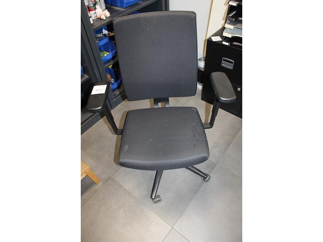 Verrijdbare bureaustoel viasit zwart gestoffeerd met enkele beschadigingen. - afbeelding 2 van  2
