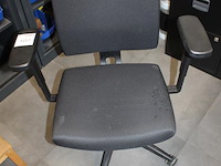 Verrijdbare bureaustoel viasit zwart gestoffeerd met enkele beschadigingen. - afbeelding 2 van  2