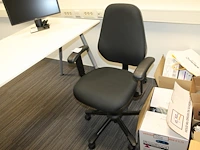 Verrijdbare bureaustoel zwart gestoffeerd - afbeelding 2 van  2