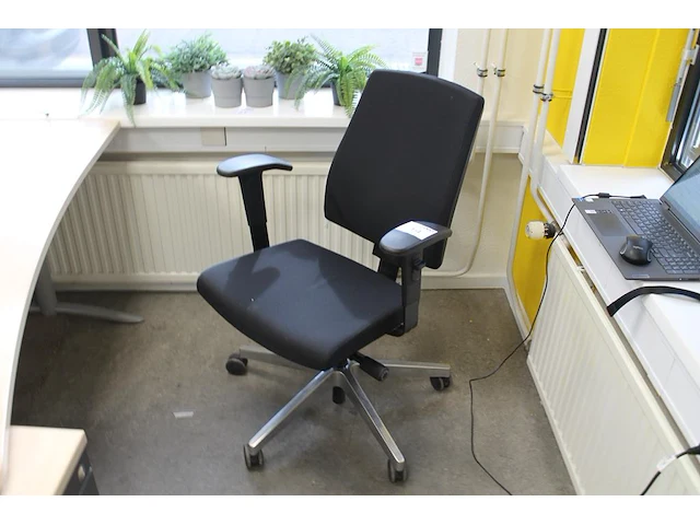 Verrijdbare bureaustoel. - afbeelding 1 van  2