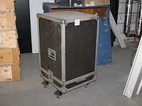 Verrijdbare flightcase. afmeting 60 x 60 x 107 cm. - afbeelding 1 van  2