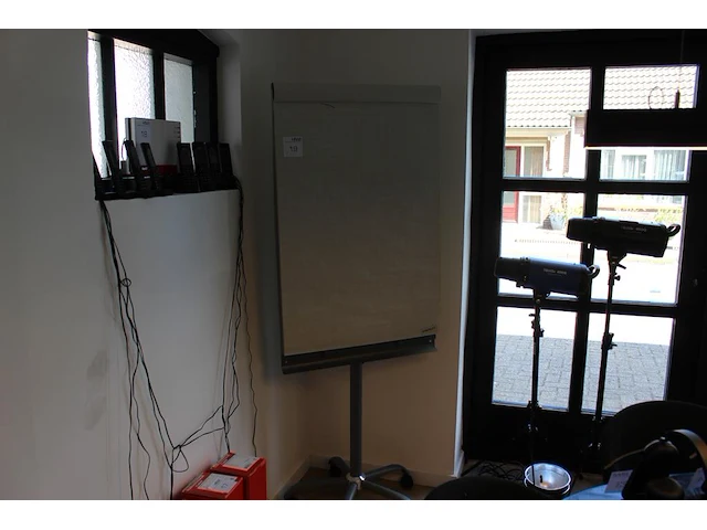 Verrijdbare flip-over met whiteboard functie staples. - afbeelding 1 van  2