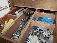 Verrijdbare gereedschapskast met twee deuren, 17 vakken en acht laden gevuld met bevestigingsmaterialen, st... - afbeelding 2 van  6