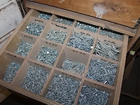 Verrijdbare gereedschapskast met twee deuren, 17 vakken en acht laden gevuld met bevestigingsmaterialen, st... - afbeelding 3 van  6