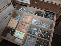 Verrijdbare gereedschapskast met twee deuren, 17 vakken en acht laden gevuld met bevestigingsmaterialen, st... - afbeelding 4 van  6