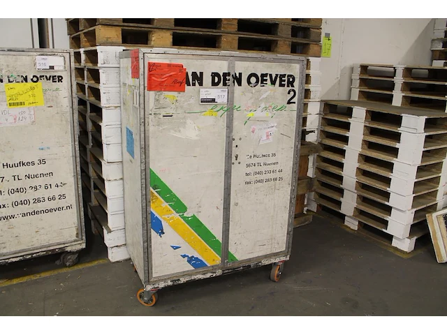 Verrijdbare gereedschapskast met twee deuren en vermoedelijk zes vakken en elf laden gevuld waarschijnlijk ... - afbeelding 1 van  1