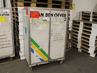 Verrijdbare gereedschapskast met twee deuren en vermoedelijk zes vakken en elf laden gevuld waarschijnlijk ... - afbeelding 1 van  1