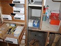 Verrijdbare gereedschapskast met twee deuren, vijf vakken en elf laden gevuld met deurbeslag, bevestigingss... - afbeelding 2 van  5