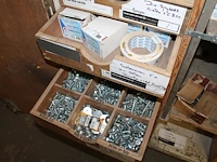 Verrijdbare gereedschapskast met twee deuren, vijf vakken en elf laden gevuld met deurbeslag, bevestigingss... - afbeelding 3 van  5
