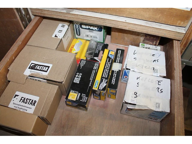 Verrijdbare gereedschapskast met twee deuren, vijf vakken en elf laden gevuld met deurbeslag, bevestigingss... - afbeelding 4 van  5