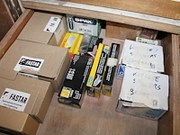 Verrijdbare gereedschapskast met twee deuren, vijf vakken en elf laden gevuld met deurbeslag, bevestigingss... - afbeelding 4 van  5