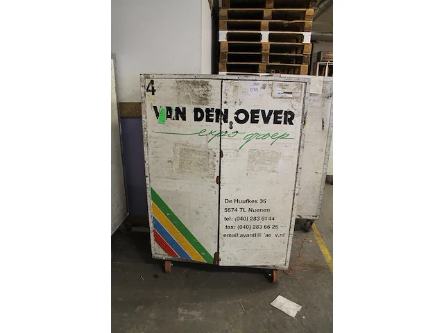 Verrijdbare gereedschapskast met twee deuren, vijf vakken en elf laden gevuld met deurbeslag, bevestigingss... - afbeelding 5 van  5